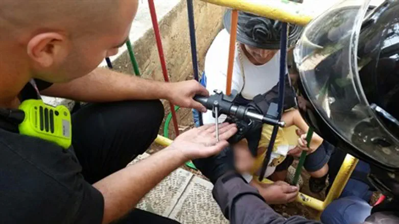 ראשו של הילד תקוע בין הסורגים