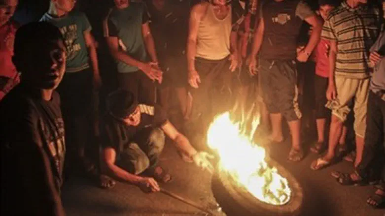 Gazans burn tires to protest electricity shortage, Sept '15