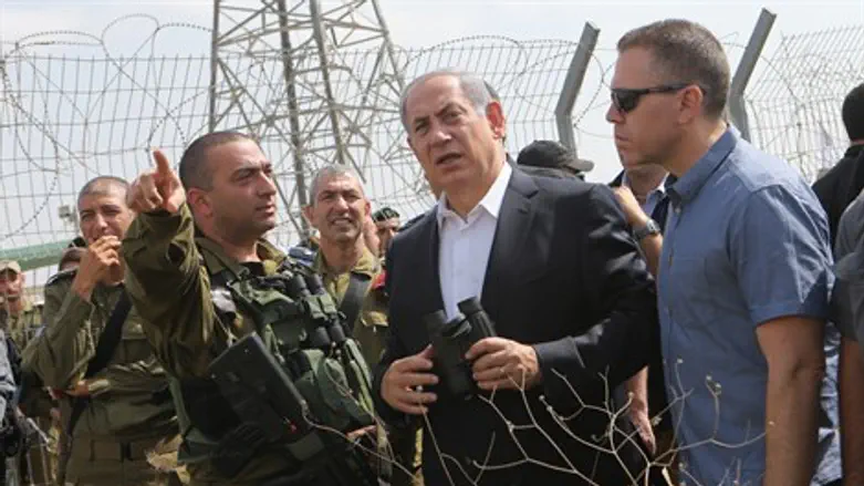 חשף את הסוד הגלוי. השר ארדן עם נתניהו בכביש 443