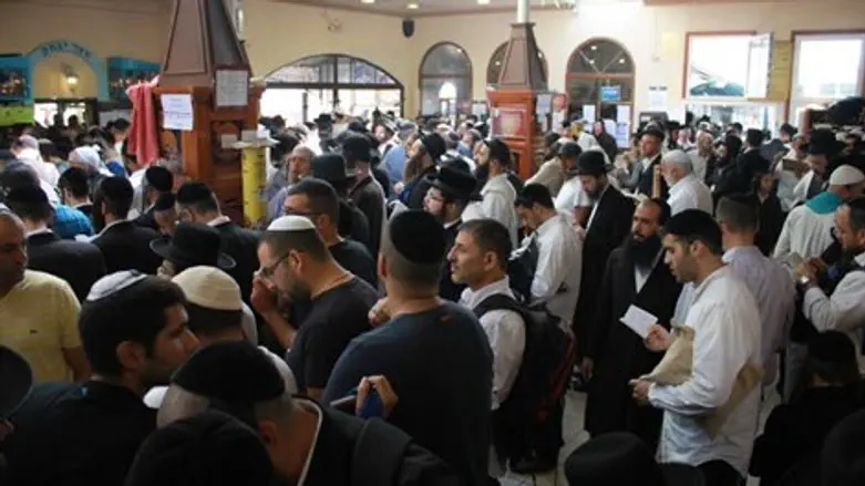 תפילות לאיתורו של הנעדר, היום באומן