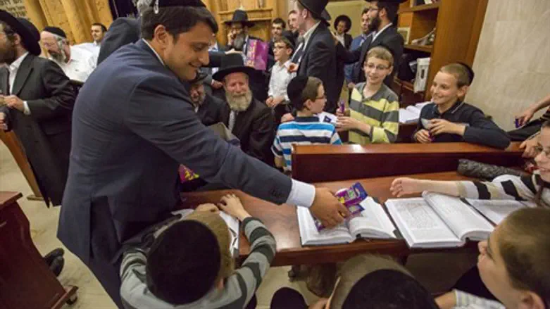 זכרייב עם הילדים העוסקים בלימוד המשניות