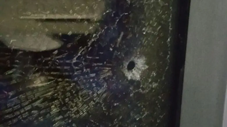 חור הקליע, שפגע ברכבת סמוך ללוד