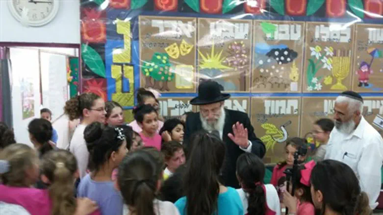 הרב שטרן והתלמידות