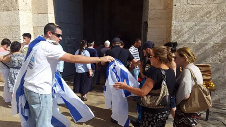 מחלקים דגלים בשער יפו