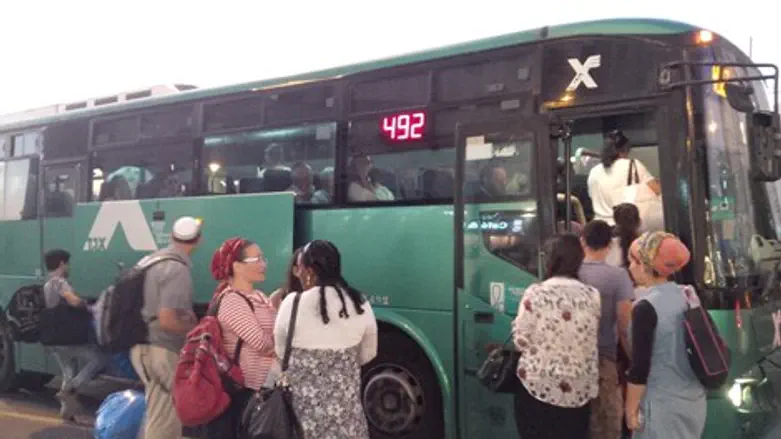 נוסעים אוטובוס אגד 492
