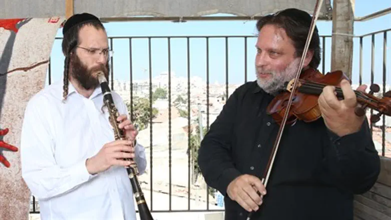 "כליזמר יהודי מרגיש את הרגע והנפשות, זה הרבה מעבר לתווים". חיליק פרנק ואייל שילוח