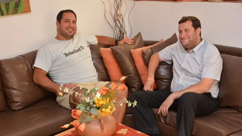 "יש לי בית באשדוד ובנתניה, אבל החלטתי לבוא לפה כי זה הכי חשוב". דוד חי בן ציון ודגן