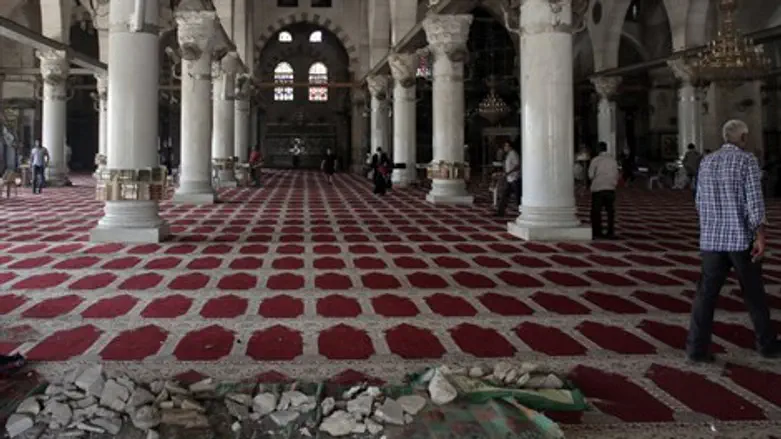 אבנים מוכנות לזריקה במסגד אל אקצא