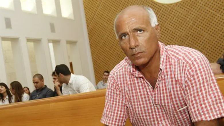 נשאר בארץ. למה? ואנונו