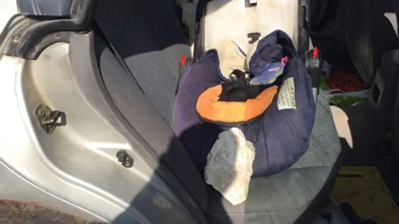 Машина. Детское кресло. Камень