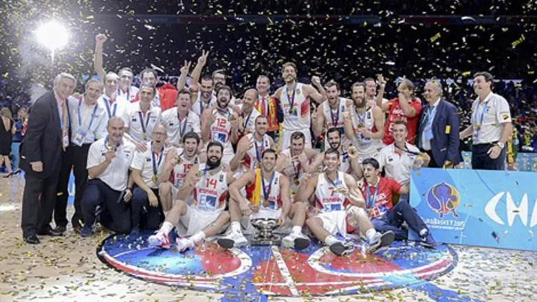 שחקני ספרד חוגגים את הניצחון