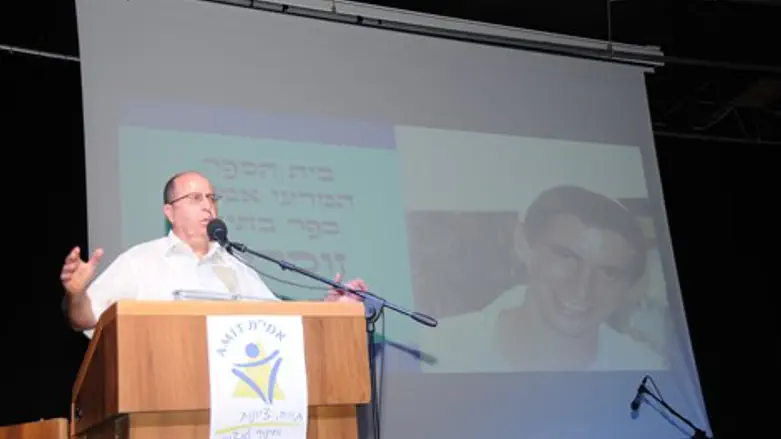 יעלון. הערב