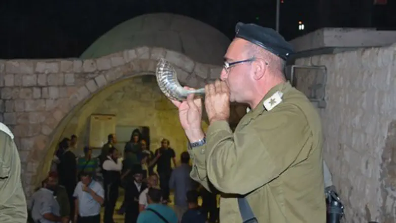 אלפים אומרים סליחות 