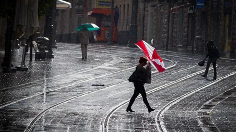 Stormy rain on Jerusalem's Yafo Street (file)