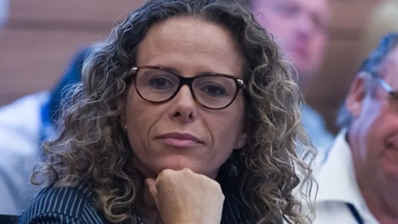 רק בבית. נחמיאס ורבין