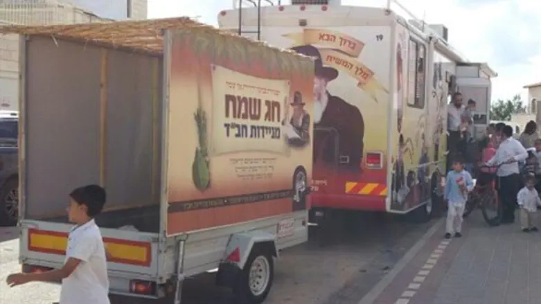 הסוכה הניידת החדשה צמודה ל'טנק' של חב"ד