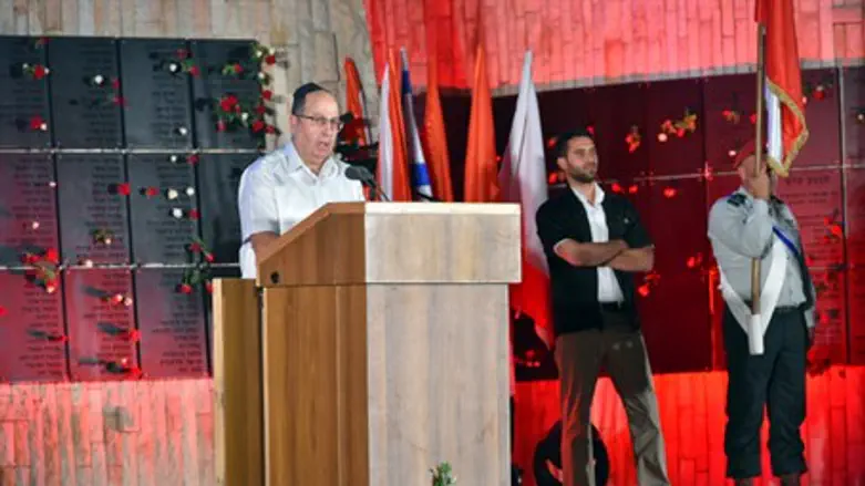 השר יעלון, בטקס לחללי חטיבת הצנחנים, הערב