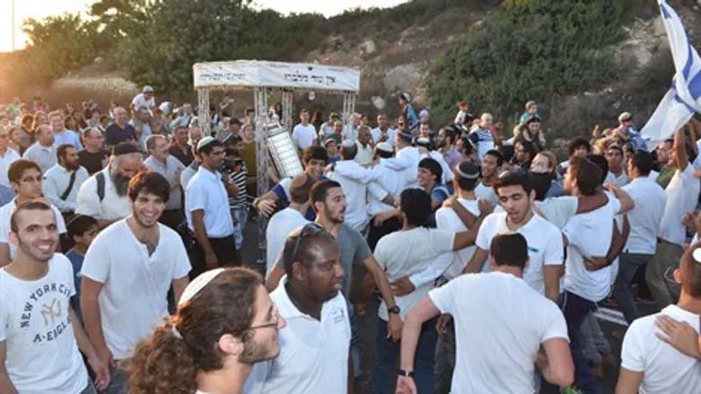 הכנסת ספר תורה במכינת 'אלישע'