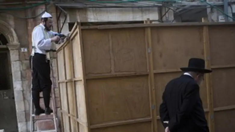 Sukkah building (illustration)