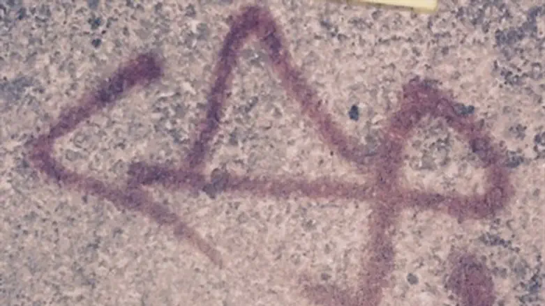 Граффити НФОП на месте поджога АЗС