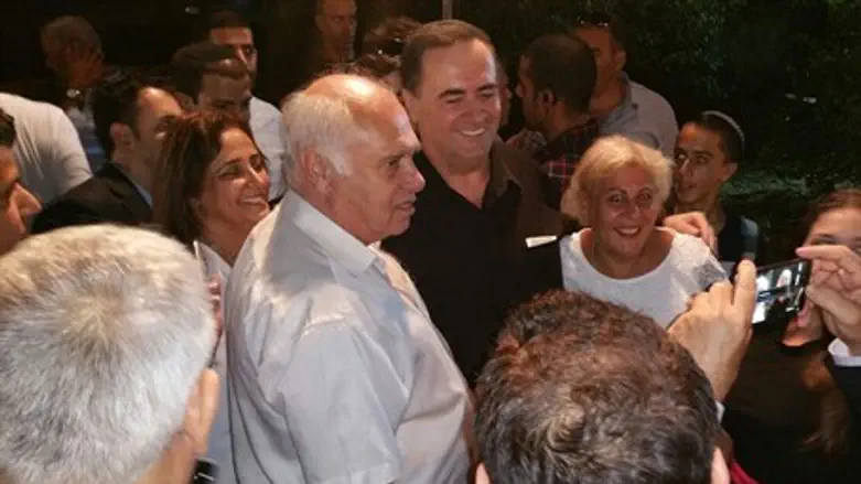 Исраэль Кац в праздничном шалаше