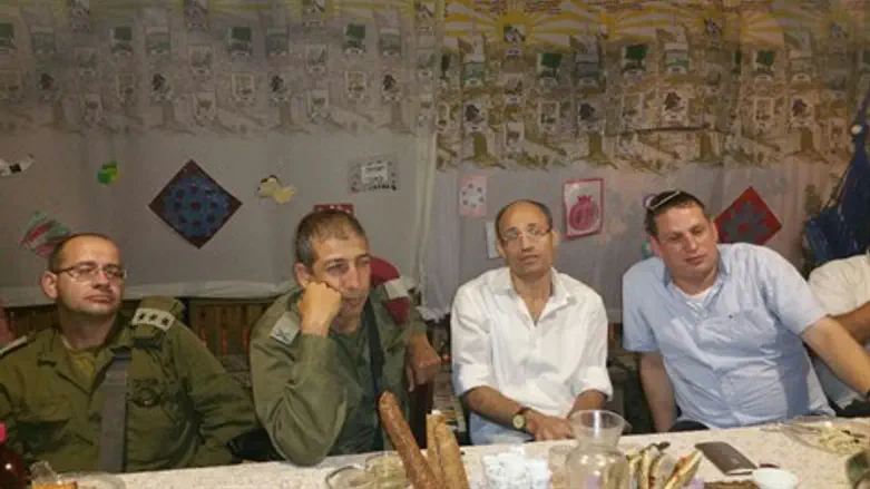 מפקד אוגדת איו"ש והמח"ט, עם ראש מועצת גוש עציון