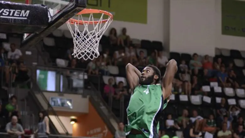 סלסטין מטביע ומקפיץ את הקהל