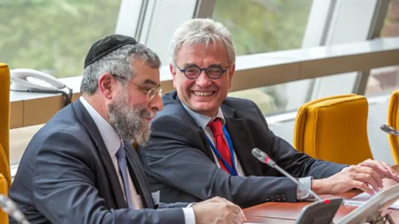 הרב גולדשמיט עם אחד מחברי מועצת אירופה