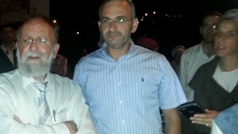 שי אלון והרב סבתו בגבעת אסף