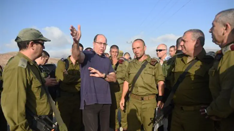 Ya'alon (center L) and Eizenkott (second R) at scene of murder