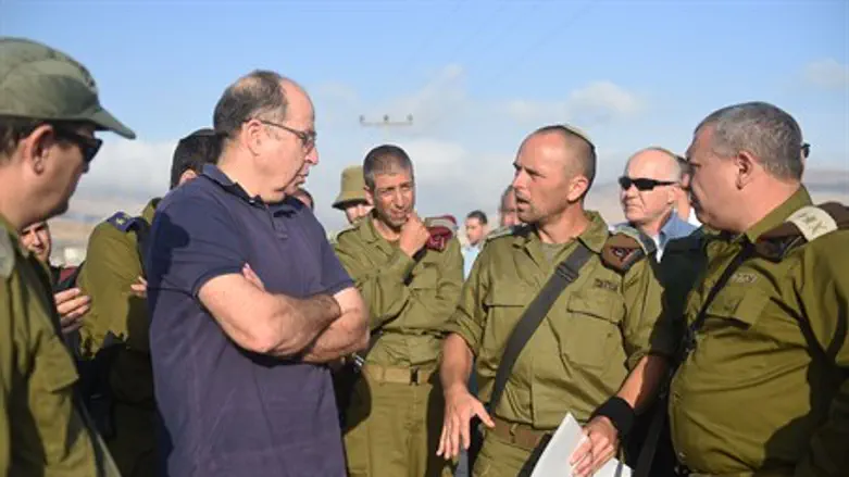 Моше Яалон на месте совершения теракта