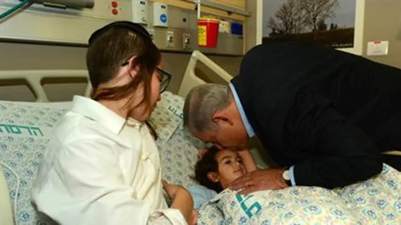 Netanyahu with stabbing victim