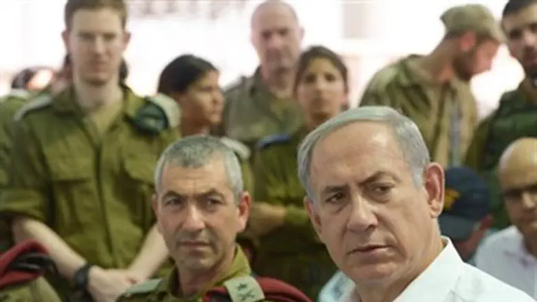 Netanyahu with IDF officers (file)
