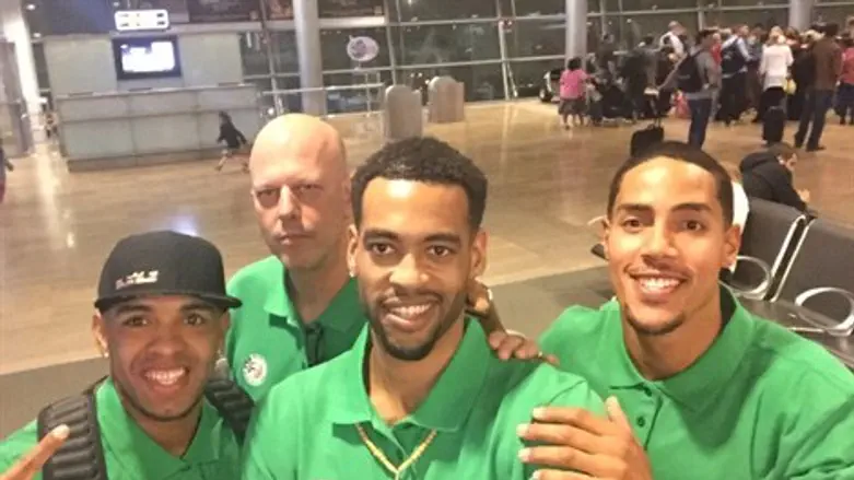 שחקני חיפה בשדה התעופה, במוצאי החג