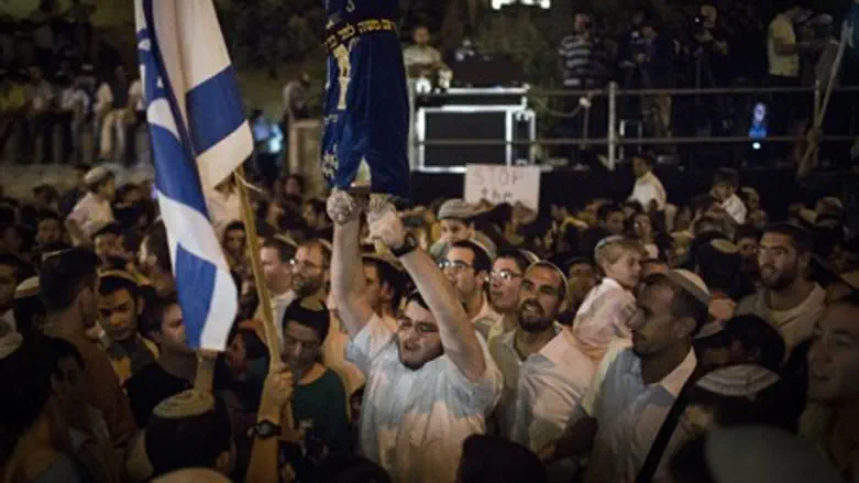 Thousands demonstrate in front of Prime minister's Residence