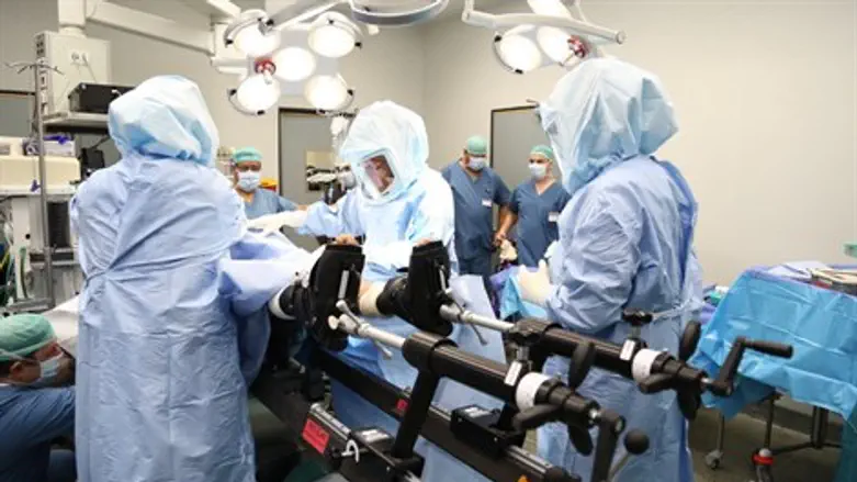 שולחן הניתוחים "האנה"