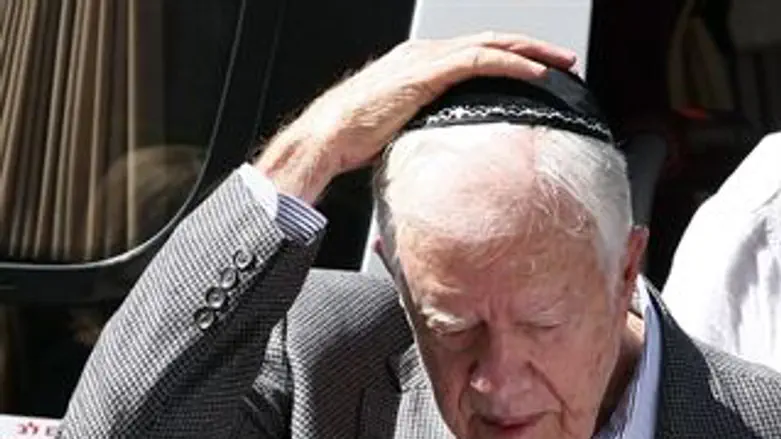 קרטר בכניסתו לבית הרב