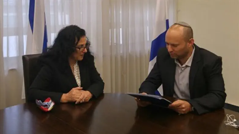 בנט מעניק את מכתב ההתפטרות לסגנית יו"ר הכנסת נורית קורן