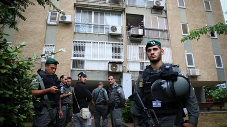 Border Police outside apt where Liat Ohana struggled against Hatam