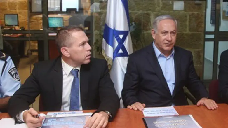 Netanyahu (R) at emergency meeting with Gilad Erdan (L)