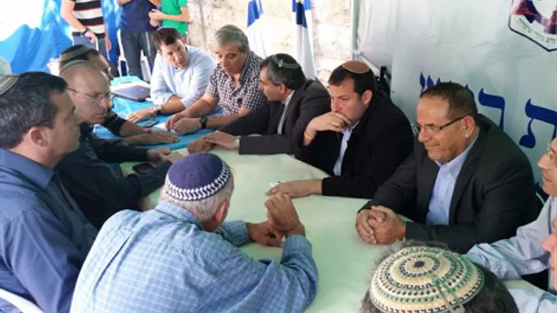 התמיכה גוברת. שרי הליכוד בביקור במאהל המחאה של ראשי המועצות