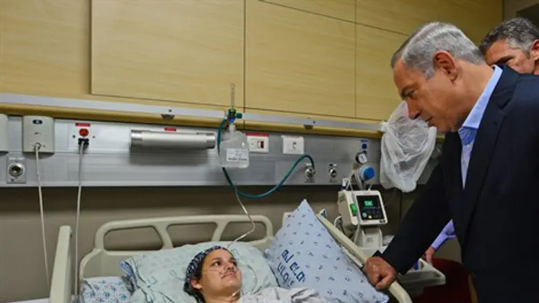 בנימין נתניהו בביקור אצל האלמנה אדל בנט בבית החולים