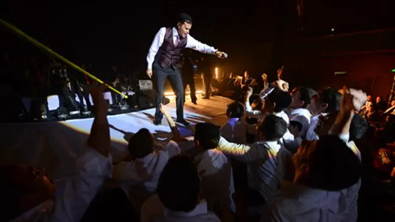 אוהד הוא פרפורמר אמתי. הוא מחשמל אליו את הבמה כמו כליא ברק. אוהד מושקוביץ בהופעה