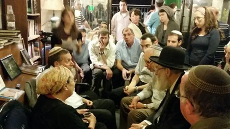 הרב שטרן בבית משפחת הנקין