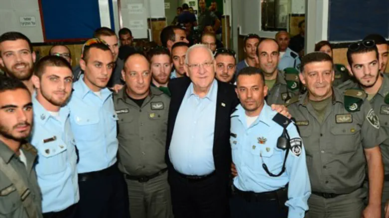 ריבלין עם השוטרים והלוחמים