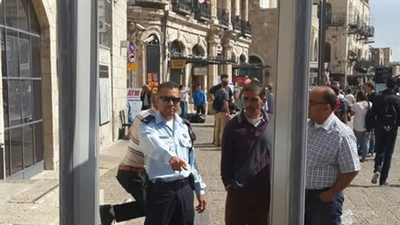 Metal detector at Yafo Gate