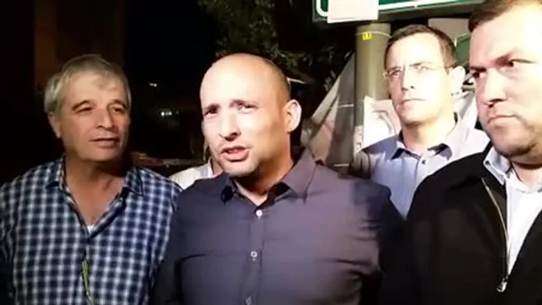 Нафтали Беннет у палатки протеста