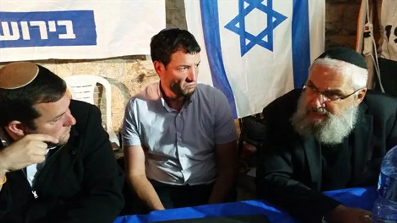 הרב יהודה בן ישי (מימין) במאהל יו"ש