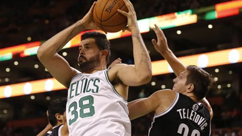 עוד כוח מתחת לסל. ויטור פבראני