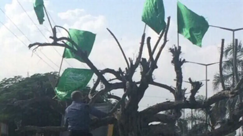 בנט מוריד את הדגלים